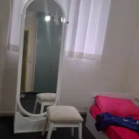 اینه و صندلی