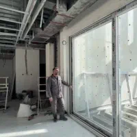 به چندنفرنیروکاردرب وپنجره سازی نیازمندیم