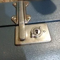 چمدان انگلیسی قدیمی مربوط به جنگ جهانی  اول|کلکسیون اشیاء عتیقه|همدان, |دیوار