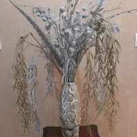 گل مصنوعی به همراه گلدان