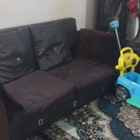 یک دست مبل چرم و مخمل کارکرده و ساعت ایستاده