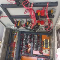 دو عدد تابلو برق در حد نو و تعدادی رله و فیوز