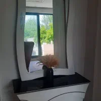 میز و آینه قدی در حد نو تمیز