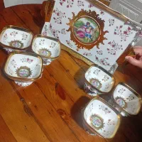 آجیل خوری با سینی