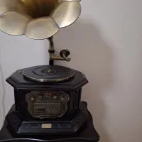 گرامافون والتربه همراه میزش