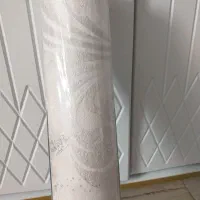 یه رول کاغذ دیواری طوسی نقره ای