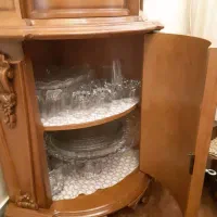 بوفه ویترین دار از چوب گردو با منبت کاری