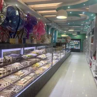 دو نفر آقا جوان برای فرداری وکیک سازی در قنادی