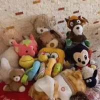 مقداری عروسک واسباب بازیهایه باطری دار وشارژی