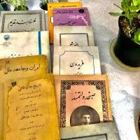 سه  کارتن کتاب یکجا بفروش می‌رسد.
