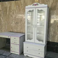 میز تحریر و ویترین