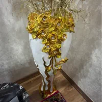 گلدان با گل تزئینی