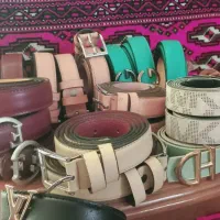 کمربند و دکمه و گل سینه