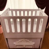 تخت کنار مادر