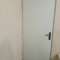 در اتاقی و کمدی و ورودی اصلی خانه