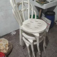 سه عدد صندلی پلاستیکی