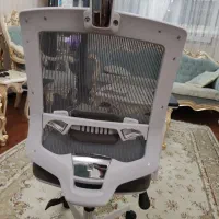 صندلی اداری و کامپیوتر