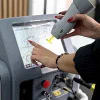 اپراتور لیزر با سابقه