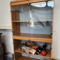 کتابخانه و صندلی انتظار و تلویزیون