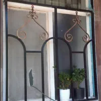 دو عدد پنجره همراه با حفاظ