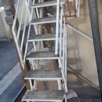 پله اهنی و در وروی