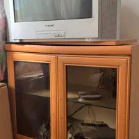 تلویزیون و میز تلویزیون و دستگاه دیجیتال دو کاره