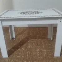 میز سفید تمیز هم شش نفره میشه استفاده کرد هم چهار