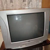 تلوزیون و میز تلوزیون قدیمی