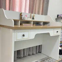 میز تحریر بسیار سالم