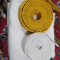 لباس و شلوار جودو با کمربند زرد و سفید