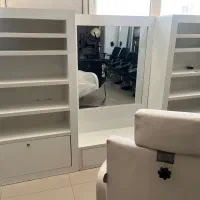 وسایل دکور ارایشگاه پرده آینه سشوار  لوستر کمد