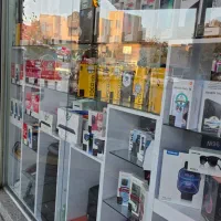 فروشنده خانم در فروشگاه موبایل