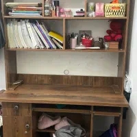 کتابخونه و میز