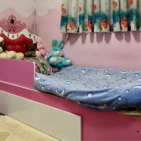 تخت یک‌نفره دخترانه،سالم و محکم،مناسب اتاق کودک