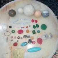 تعدادی سنگ نیمه جواهری فروشی