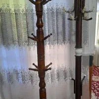 چوب لباسی و صندلی