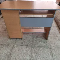 میز تحریر وکامپیوتر
