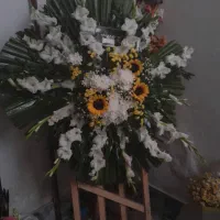 یک عدد  تاج گل ترحیم اماده کردم که زیر قیمت ۱۳۰۰