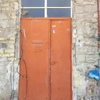 درب حیات و چند پنجره کوچک و بزرگ