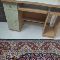 میز تحریر و کامپیوتر