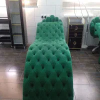 تخت مژه و میز ناخن در مرکز شهر