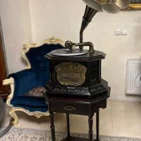 گرامافون با میز
