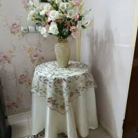 میز خاطره و گل و گلدان