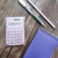 ماشین حساب، دفترچه، مداد کاملا نو