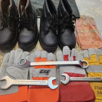 تعدادی آچار و دستکش و کفش ایمنی