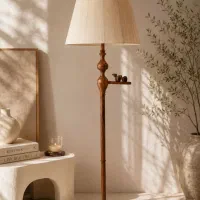 آباژور چوبی رومیزی و ایستاده کنار سالنی