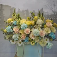 باکس گل رنگ آبی و کرم در باکس آبی کد ۱۰۱۶ گلاریس