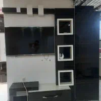 کابینت های گلس شیک و تمیز به همراه زیر تلوزیون