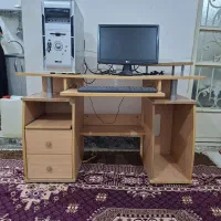 میز کامپیوتر همراه با کیس و مانیتور و کیبورد