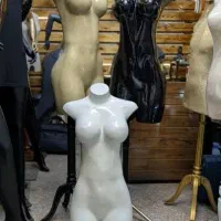 مانکن سفید با پایه